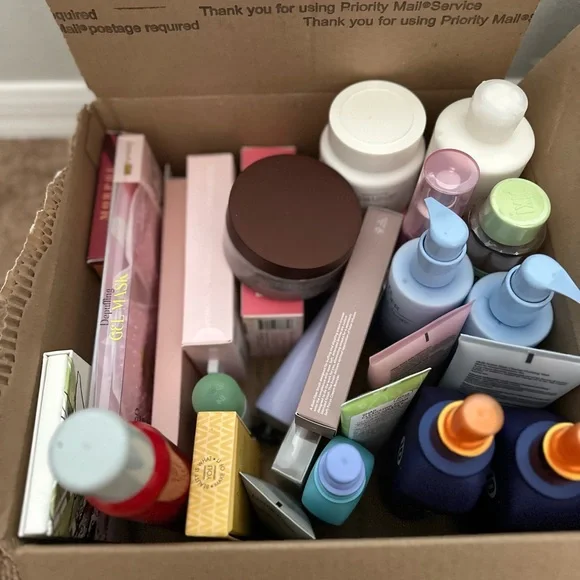 Black & Cream Tweed Cosmetic Bag with Mystery Beauty Bundle - Picture 8 of 8